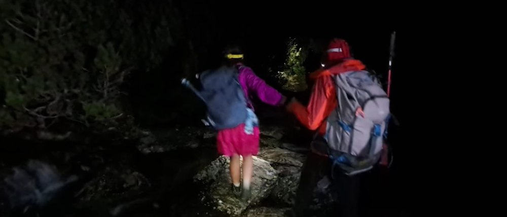 Urmăriți de urs în Munții Făgăraș. Doi turiști, salvați după o noapte de groază