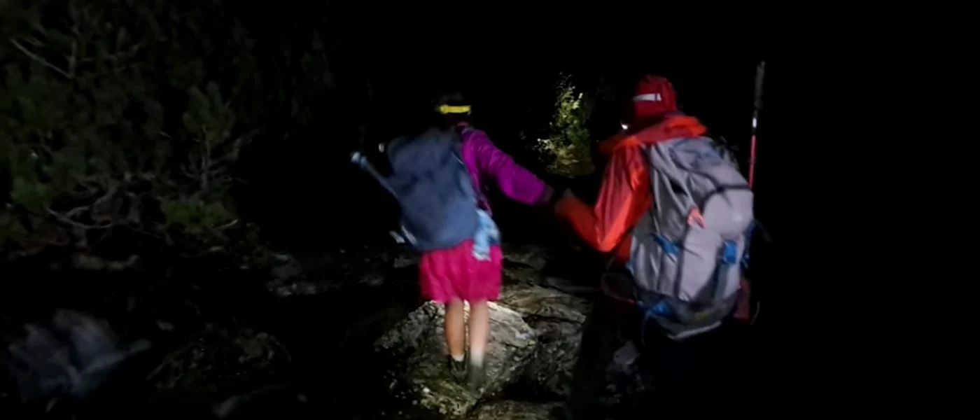 turisti urmariti de urs fagaras captura salavamont  arges png
