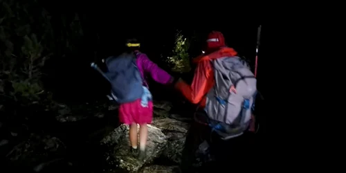 turisti urmariti de urs fagaras captura salavamont  arges png