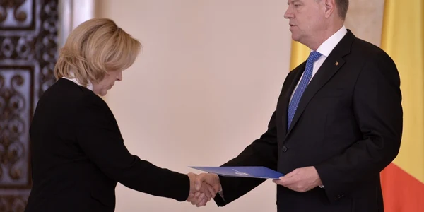 Preşedintele Klaus Iohannis o felicită pe Carmen Daniela Dan  dupa depunerea jurământului de investitură în funcţia de ministru al Afacerilor Interne FOTO Mediafax / Alexandru Dobre