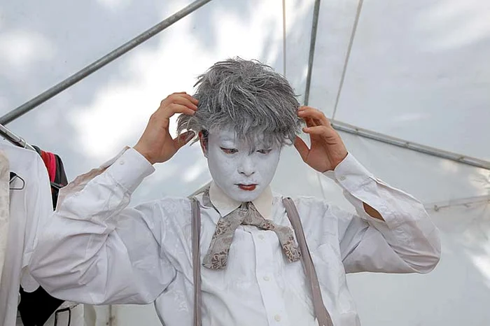 Peruca nu e cel mai  plăcut accesoriu la  30 de grade Celsius