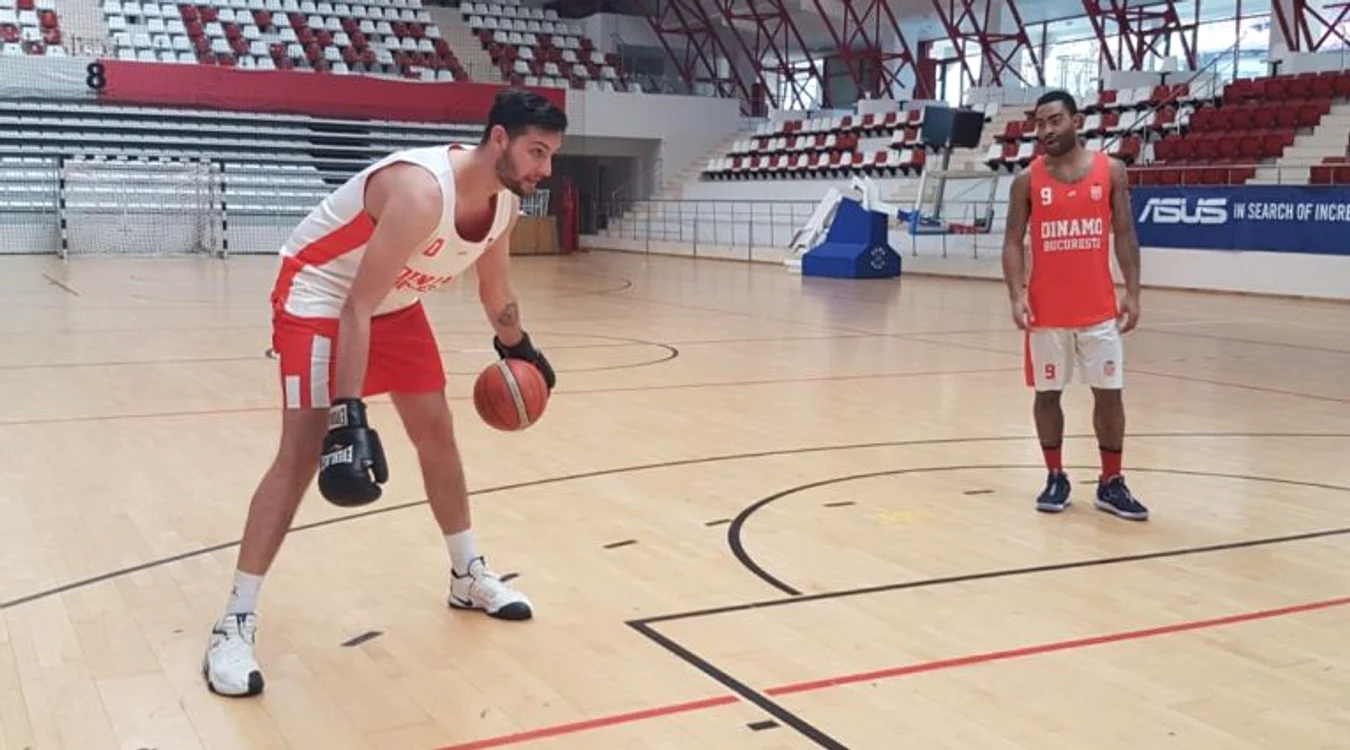 Baschetbalistul Andrei Calenic a încercat să dribleze cu mănușile de box în mâini
