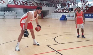 Baschetbalistul Andrei Calenic a încercat să dribleze cu mănușile de box în mâini jpeg