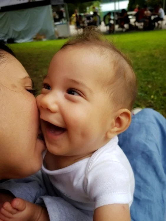 Adela a avut o sarcină normală şi nici în primele luni de viaţă nu se anunţa această nenorocire