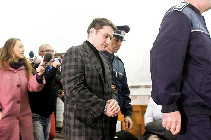 Dan Şova a fost adus în faţa judecătorilor cu cătuşe la mâini