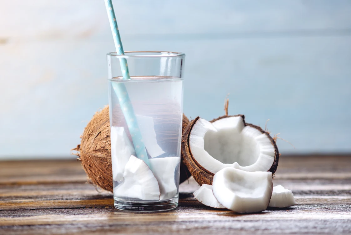 Apa de cocos este alegerea perfectă dimineața