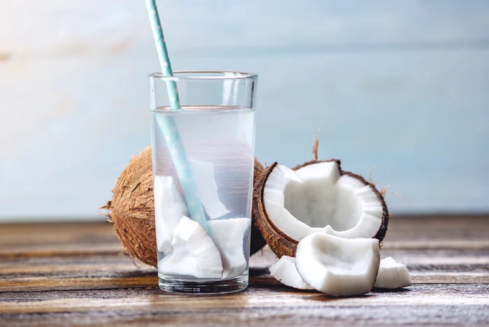 Apa de cocos este alegerea perfectă dimineața