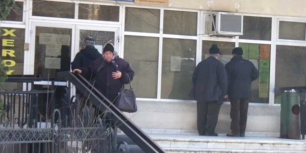 Sute de persoane vor veni să-şi depună dosarele