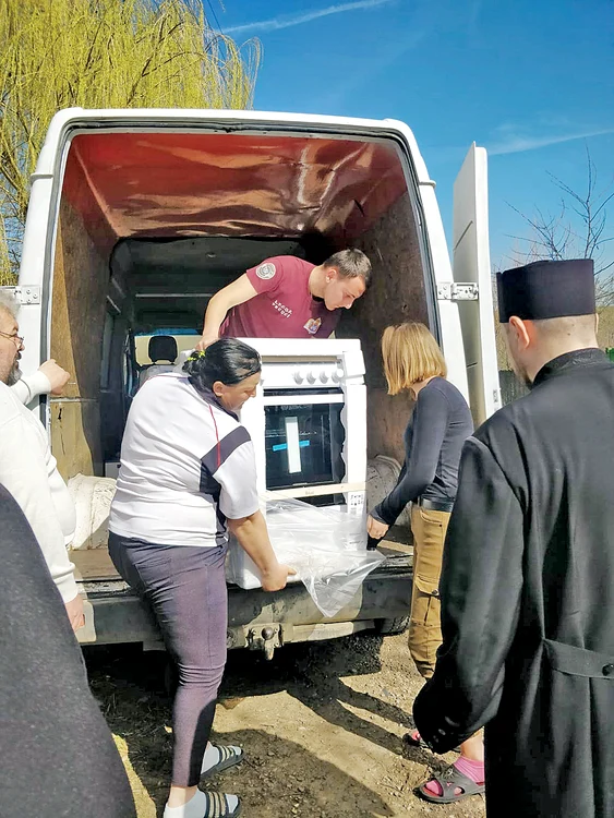 Tinerii mărinimoşi le-au dăruit electrocasnice şi alimente famiilor sărace Fotografii: Mihai Roşu