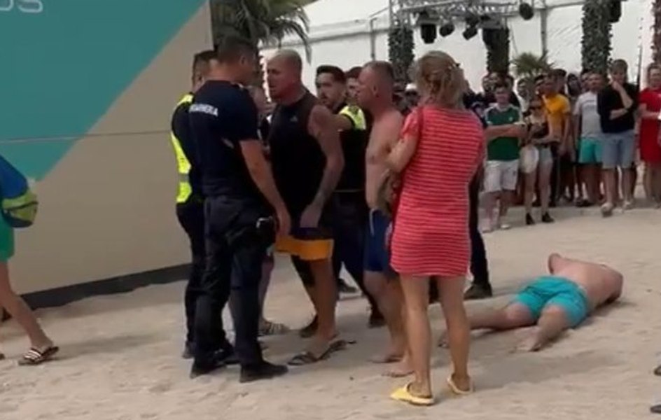 Bătaia de pe plaja din Constinești, din alt unghi. Momentul în care turiștii și jandarmii și-au împărțit pumni VIDEO