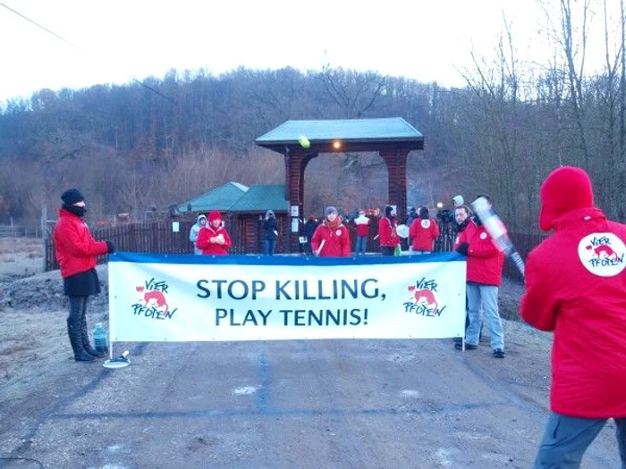 În fiecare an, la poarta domeniului de vânătoare de la Balc apar și protestatarii