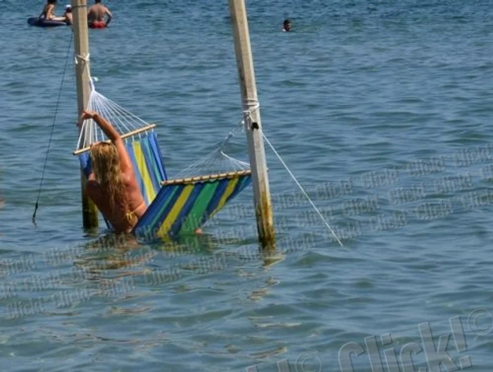 Ultima fiţă la mare! Hamacul în apă! (FOTO Alex Muscaliu)