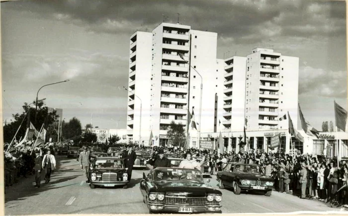 Convoiul oficial în preajma cartierul Podu Roş FOTO Arhivele Naţionale