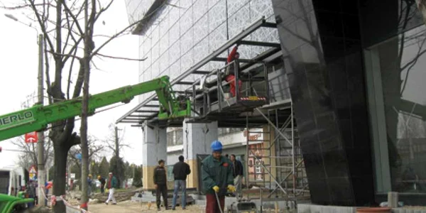 Muncitorii lucrează de zor la ultimele finisări a zonei pietonale de lângă Atrium Center