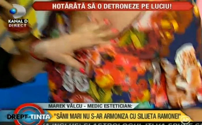 Oana Roman, cu mâna în decoletul Ramonei Lăzuran (captură Kanal D)