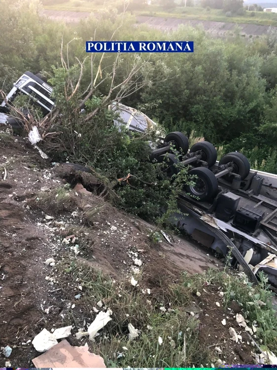 Un TIR cu ciocolată a căzut în albia râului Olt de la 6 metri înălţime Foto Poliţia Română