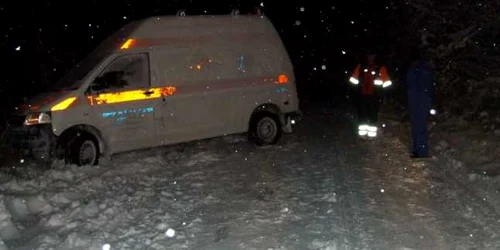 O ambulanţă a rămas înzăpezită în localitatea Joseni