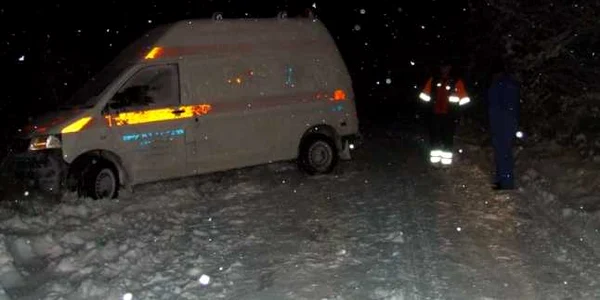 O ambulanţă a rămas înzăpezită în localitatea Joseni