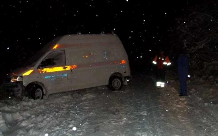 Ambulanţa a fost scoasă din troiene cu ajutorul drumar
