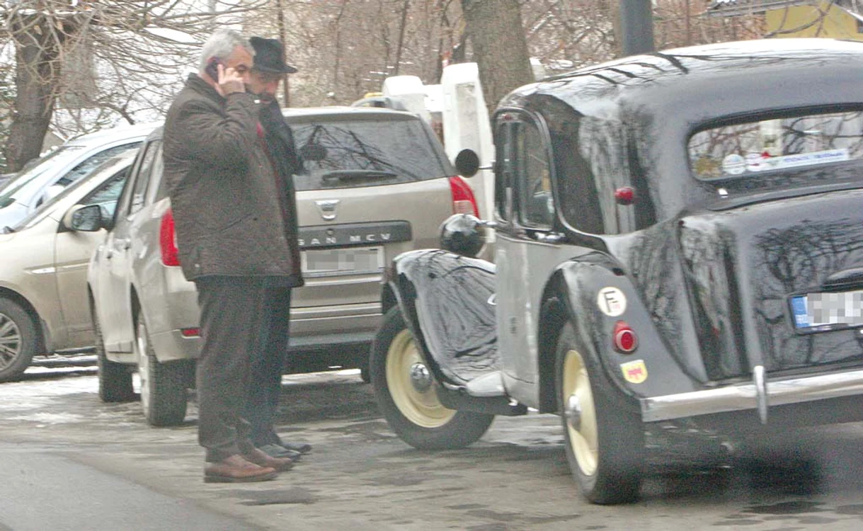 Călin Popescu Tăriceanu a ieșit joi la plimbare cu automobilul retroFoto: Mihai Ionescu