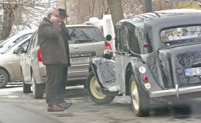 
    Călin Popescu Tăriceanu a ieșit joi la plimbare cu automobilul retroFoto: Mihai Ionescu  