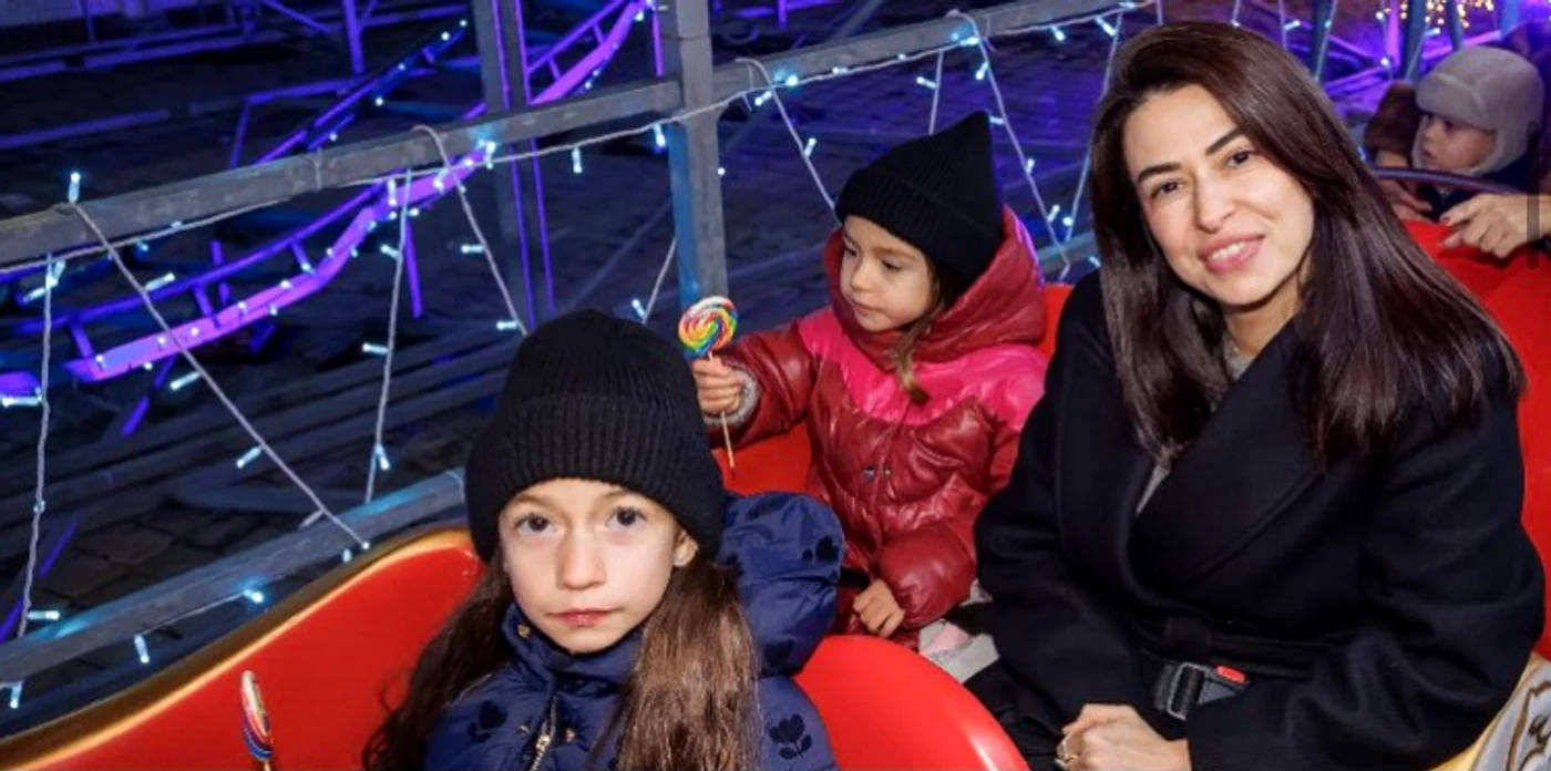 Maira și Amina, fetițele Dianei Bart, la Târgul de Crăciun foto: Yolo Media 