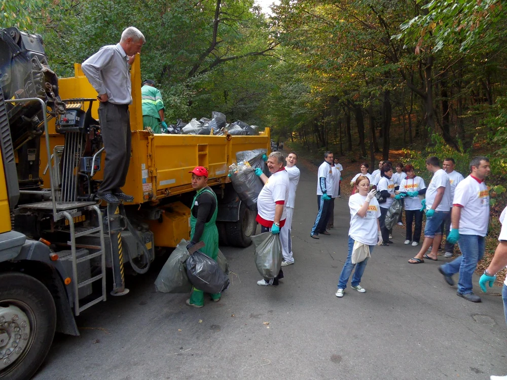 Voluntarii Pirelli, implicaţi în ecologizarea Slatinei