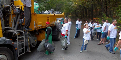 Voluntarii Pirelli, implicaţi în ecologizarea Slatinei