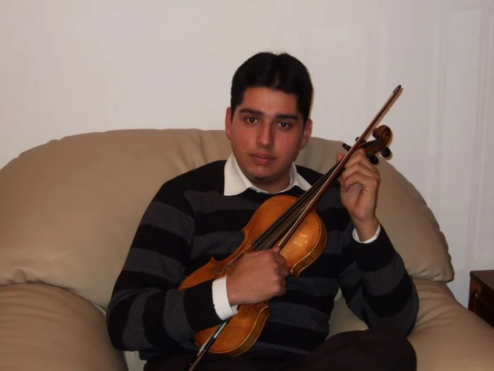 Alexandru Murgu este student la Universitatea Naţională de Muzică din Bucureşti