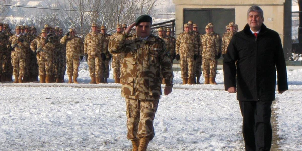 Soldaţii la ceremonia dinaintea plecării în Afganistan