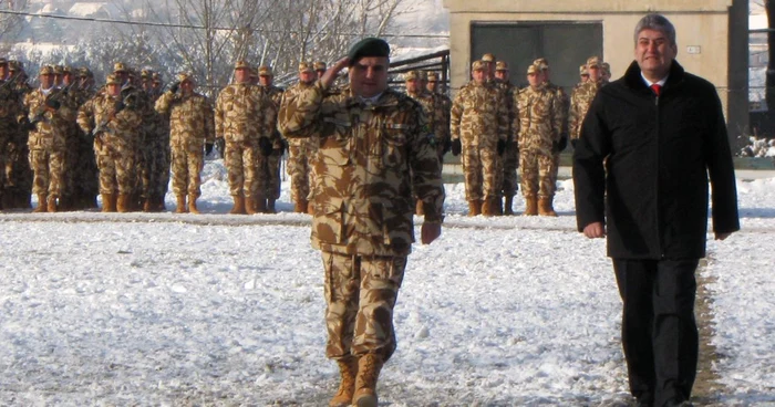 Soldaţii la ceremonia dinaintea plecării în Afganistan