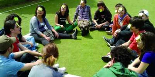 Deşi dezbaterile au loc şi în spaţii mai puţin convenţionale, subiectele sunt abordate serios