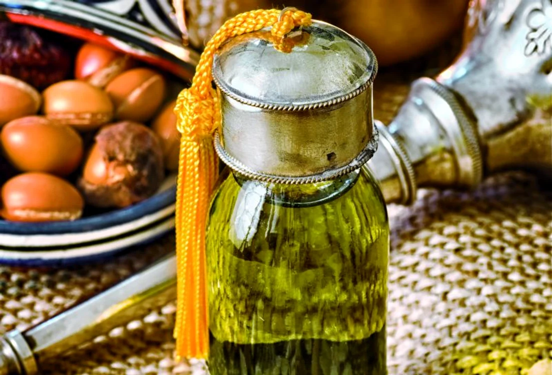 
    La nivelul scalpului uleiul de argan îndepărtează cojiţele de seboree într-un mod delicat  