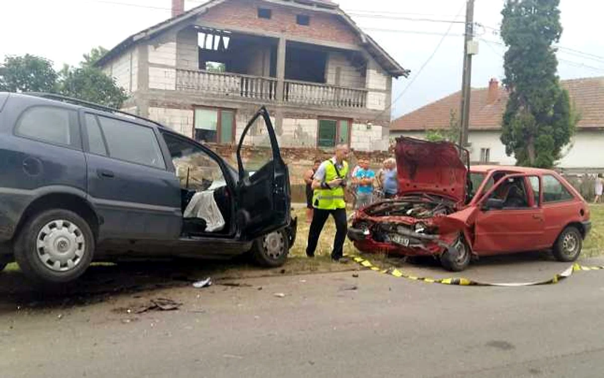 Impact frontal între două maşini în zilele noastre FOTO Arhiva Adevărul