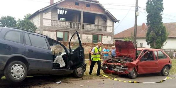 Impact frontal între două maşini în zilele noastre FOTO Arhiva Adevărul
