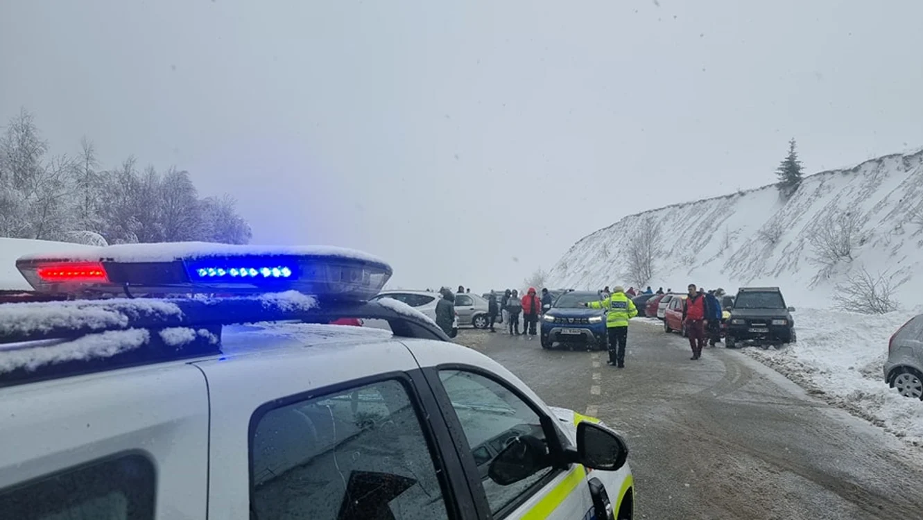 Tânărul aflat la volan a refuzat să oprească la semnalele unui echipaj de poliție