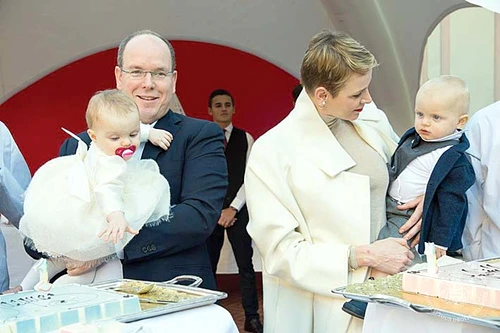 Micuţa Gabriella, într-o ţinută alb-ivoire