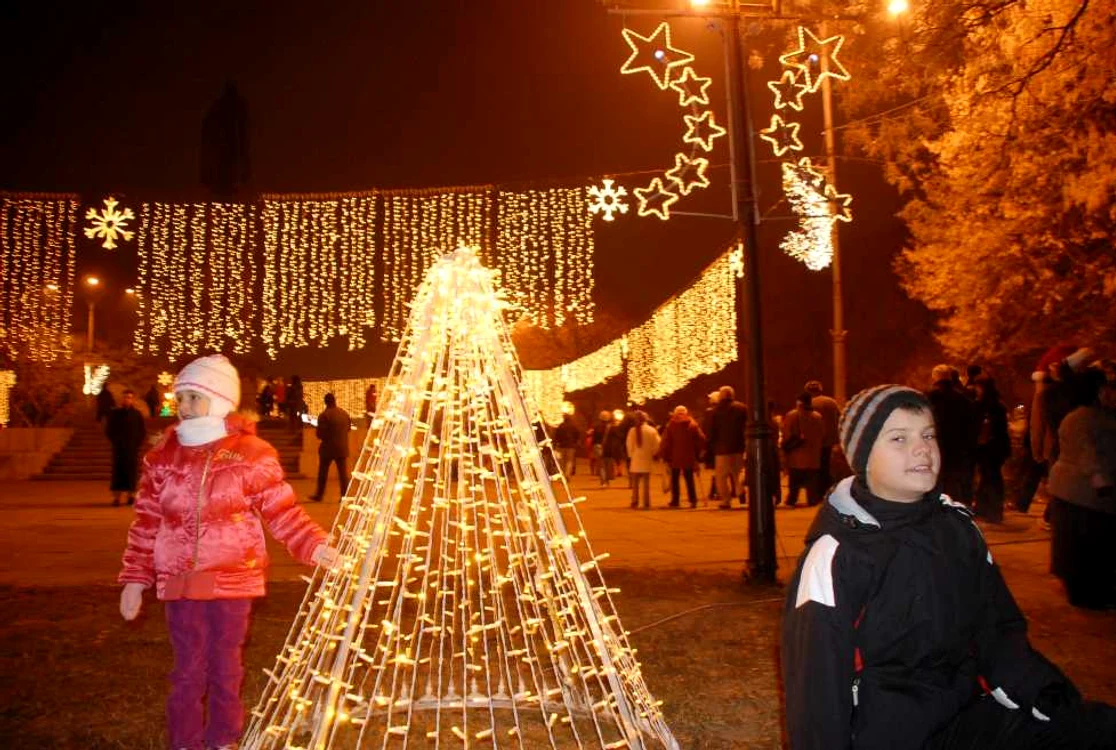 Orașul Oradea, îmbrăcat în lumini de Sărbători