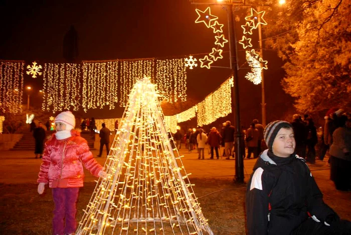 Orașul Oradea, îmbrăcat în lumini de Sărbători