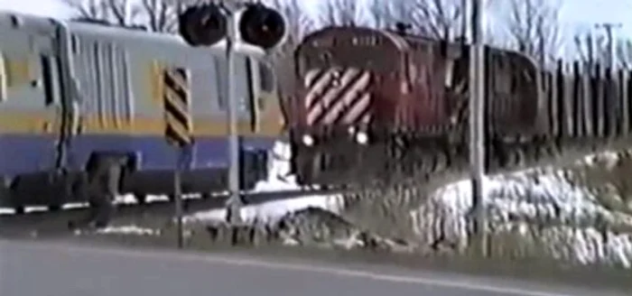 Mecanicul a privit de pe marginea căii ferate cu trenul său se opreşte