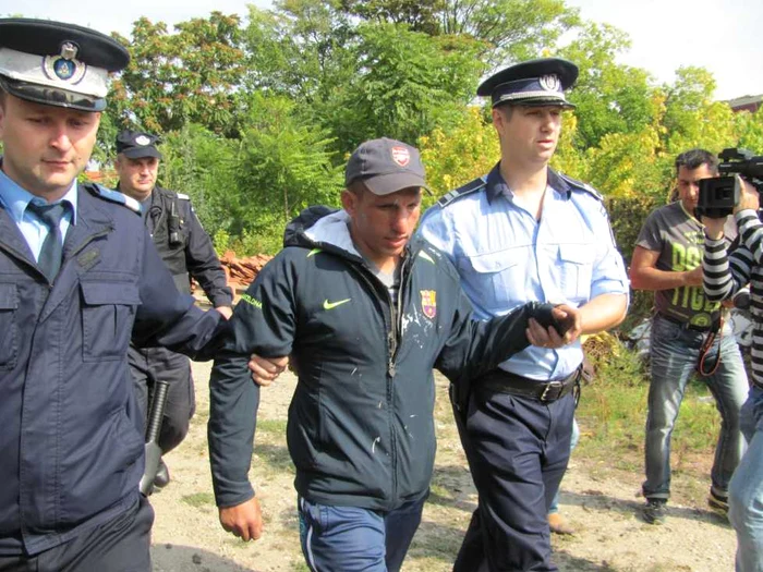 Operaţiune de salvare a unui om al străzii FOTO