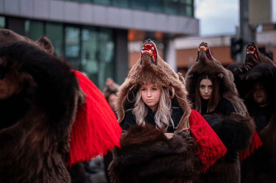 Fetele din ceata Urşilor de la Asău, atracţia Festivalului de datini din Neamţ. S-au costumat în piei autentice FOTO