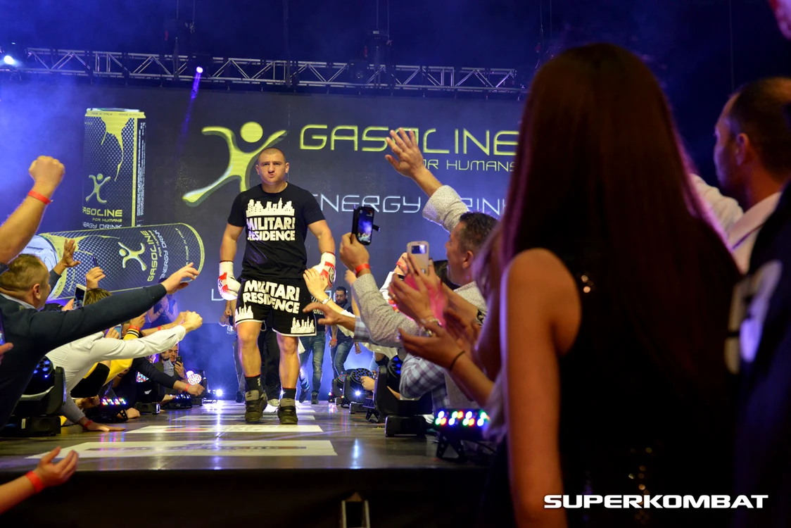 
    Superkombat intră pe piaţa din America: Moroşanu în meciul cap de afiş al primei gale a anuluiFoto Click!  