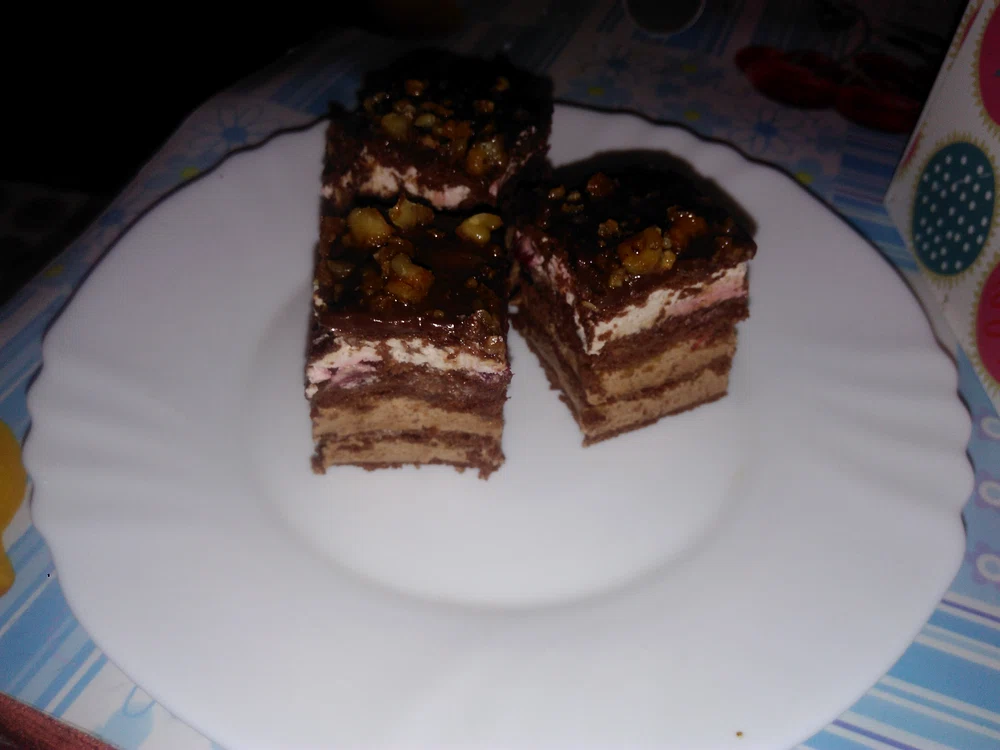
    Prăjitură cu mousse de ciocolată, vișine și nuci caramelizate  