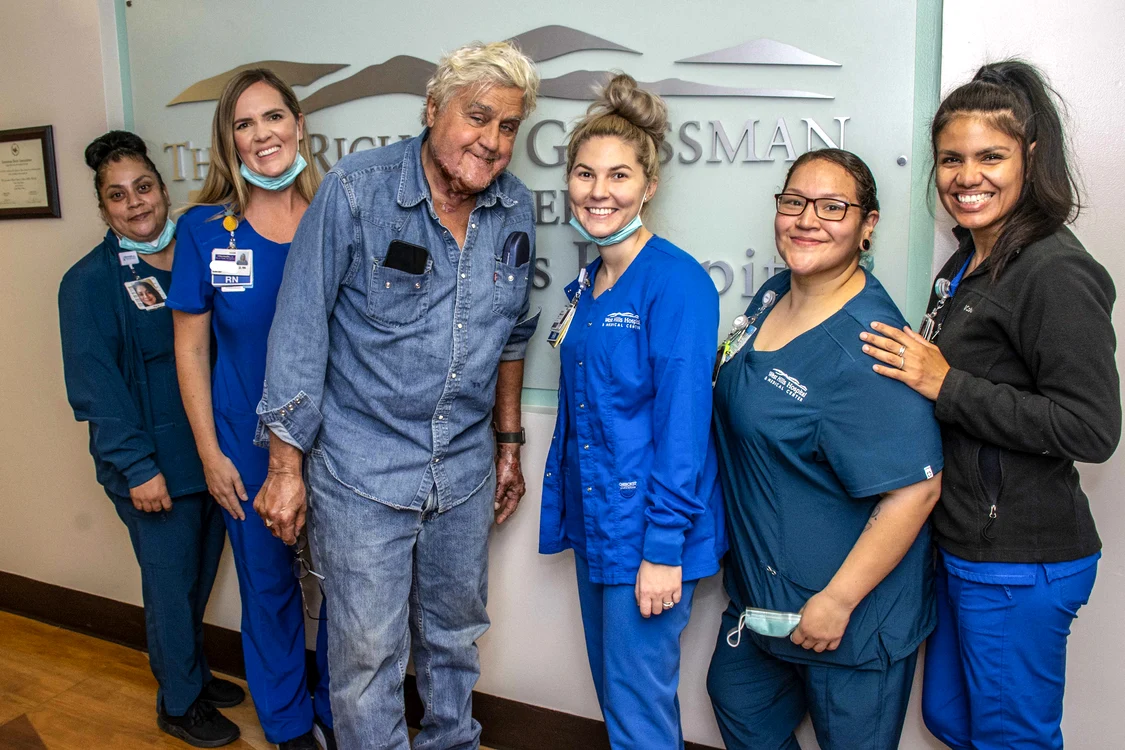 Jay Leno, în momentul externării. foto: Grossman Burn Center