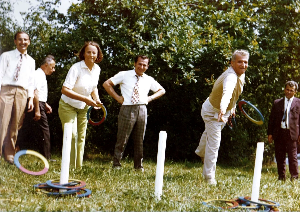 Ion Iliescu, în vacanță alături de Nicolae și Elena Ceaușescu, în vara anului 1976 (© „Fototeca online a comunismului românesc”)