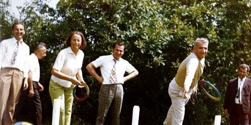 Ion Iliescu, în vacanță alături de Nicolae și Elena Ceaușescu, în vara anului 1976 (© „Fototeca online a comunismului românesc”)