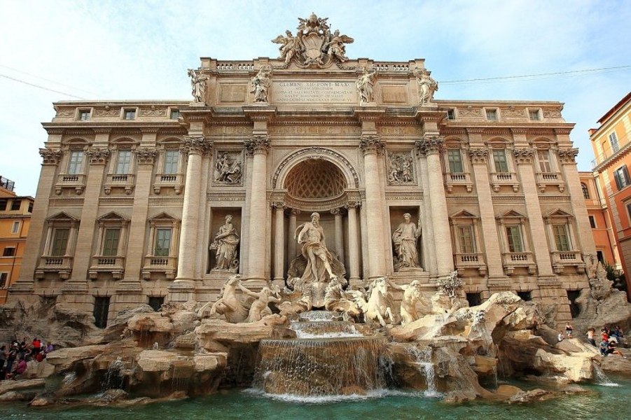 Mai mulți activiști furioși au colorat cu cărbune apa din Fontana di Trevi. „Ţara noastră este pe moarte”