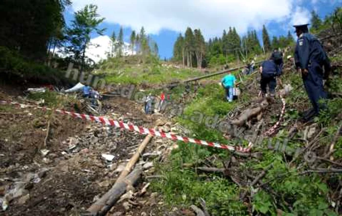 Cadavrul pilotului a fost recuperat cu greu. Foto: Daniel Guţă