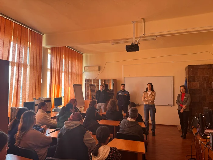 La liceul din Călărași au fost invitați părinții pentru a li se vorbi despre droguri FOTO: FB/LTPB
